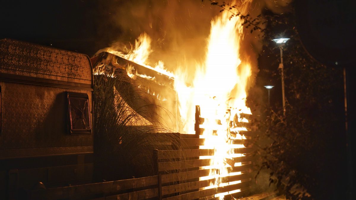 Brand verwoest tuinhuis in Assen