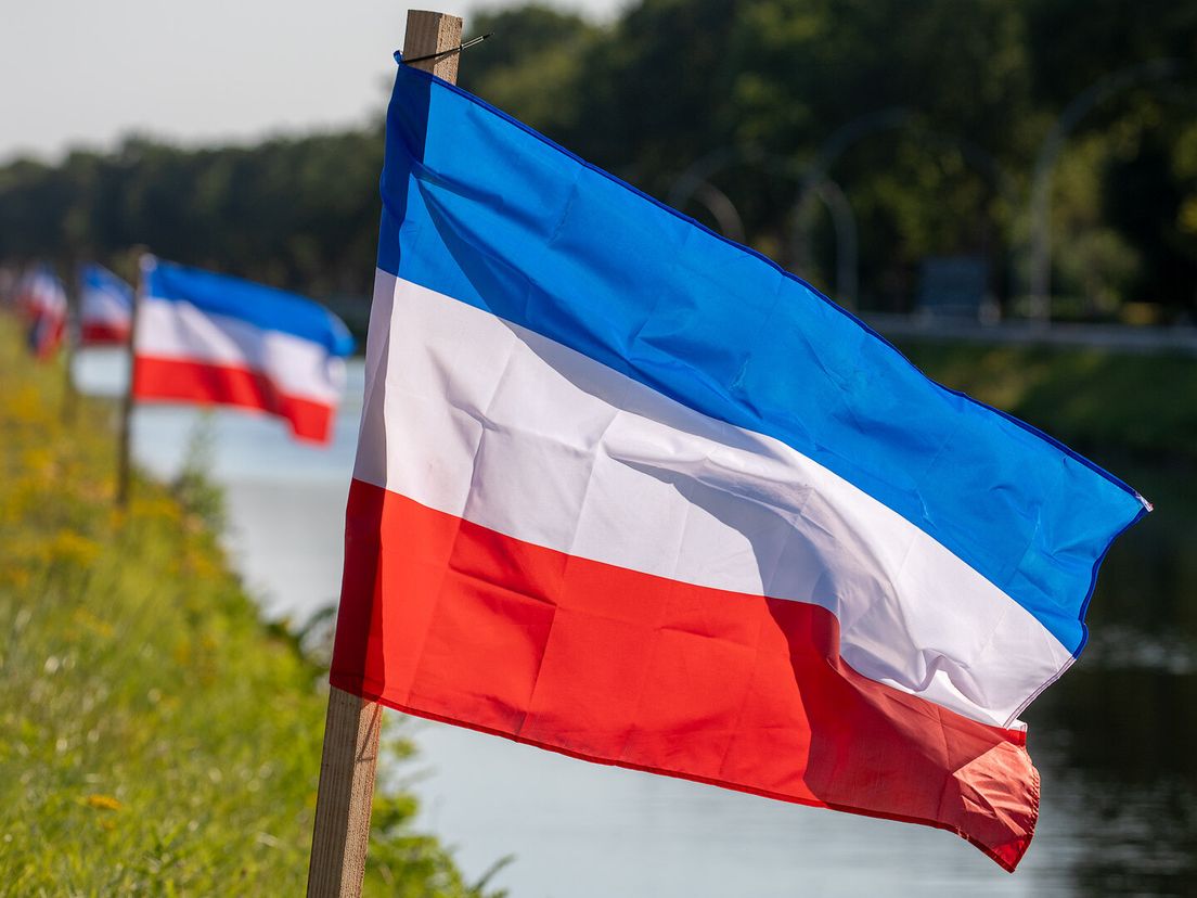 Assen en Meppel verwijderen omgekeerde vlaggen, andere gemeenten laten ze hangen