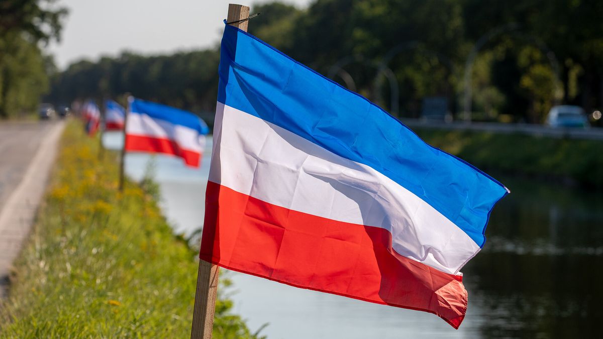 Assen en Meppel verwijderen omgekeerde vlaggen, andere gemeenten laten ze hangen
