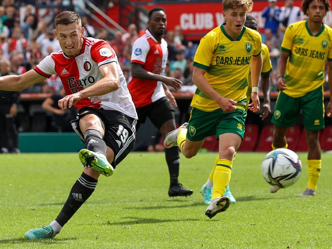 Robert Bozeník knalt de 1-0 op het scorebord tijdens het oefenduel Feyenoord-ADO Den Haag