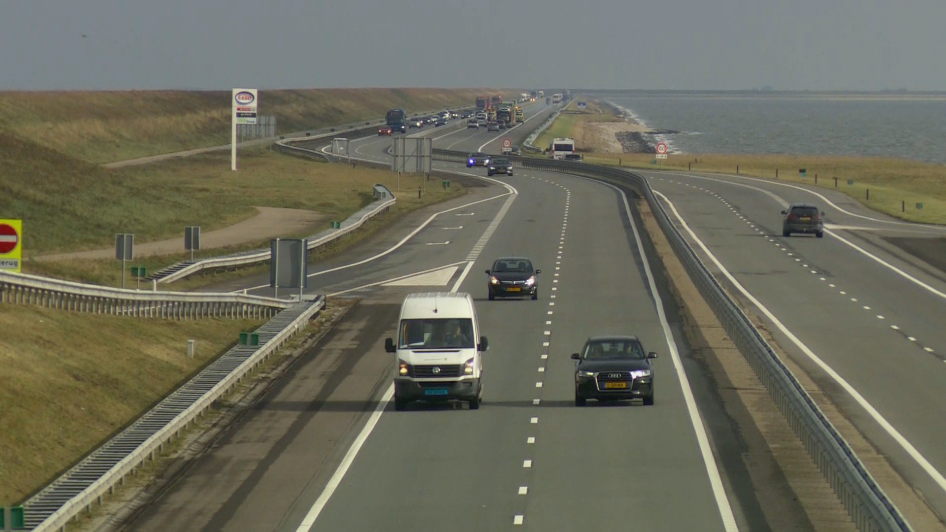 Auto van Rijkswaterstaat raakt van de weg bij Drachten