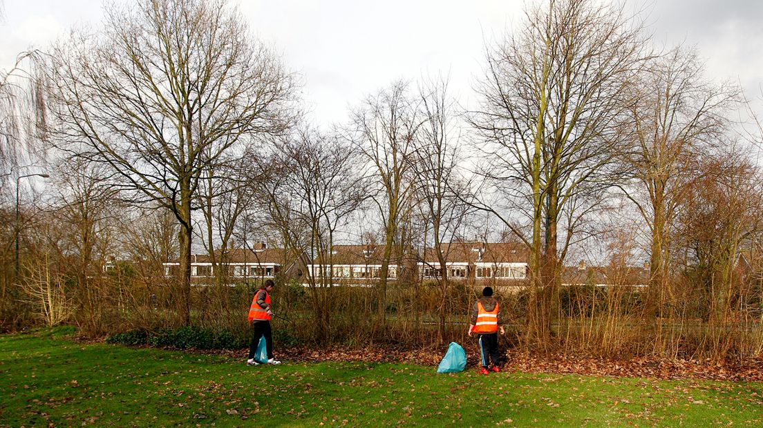 Jongeren voeren hun werkstraf uit