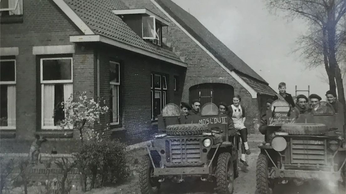 Stick Betbèze, nu als Jeep-peloton, vlak voor vertrek bij de boerderij van de familie Pol aan het Oranjekanaal (Rechten: Familie Pol, Westerbork)