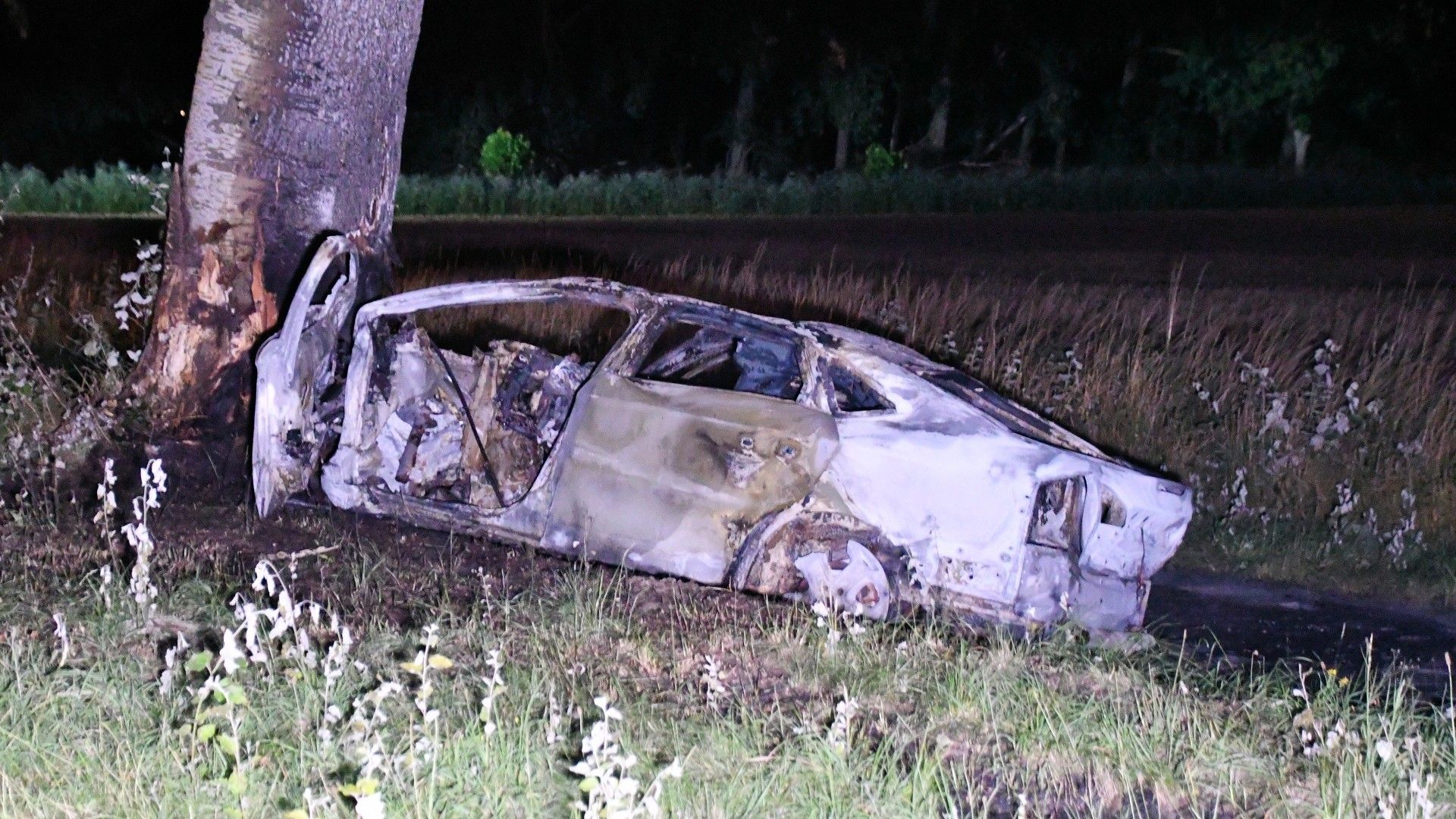 Eenzijdig Ongeluk Bij Overslag: Auto Vliegt In Brand, Inzittende ...