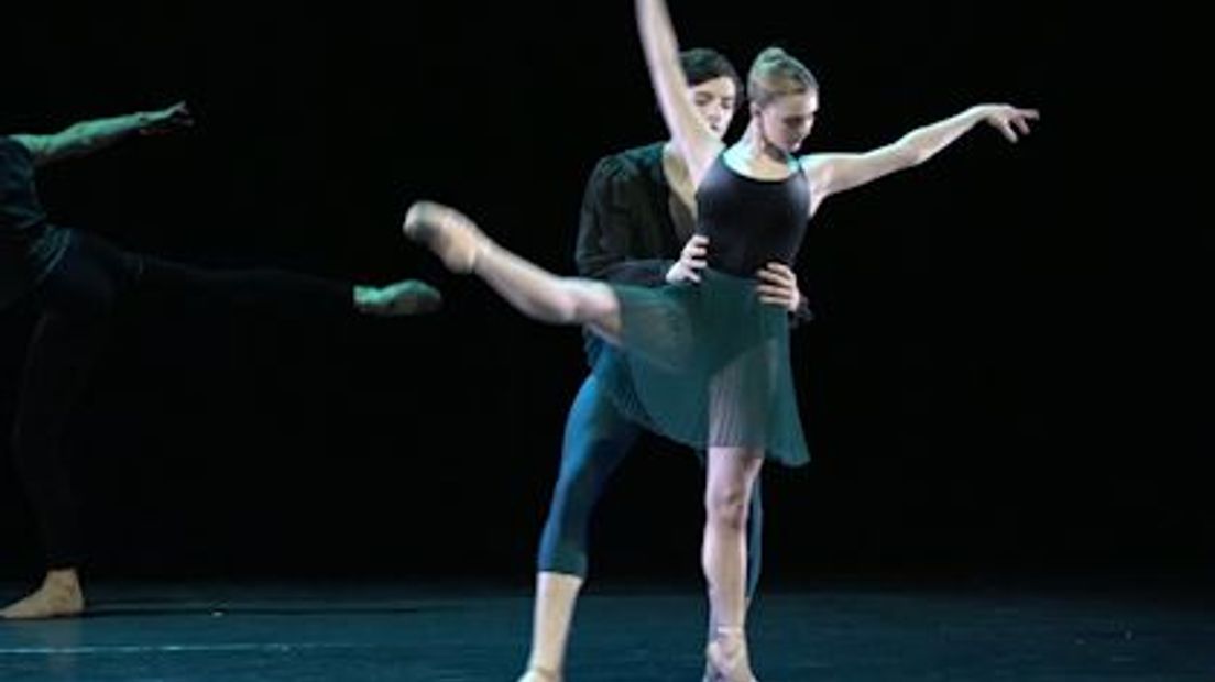 Nieuw danstalent krijgt bij het Het Nationale Ballet de kans zich verder te ontwikkelen. Ze doen dat bij de Junior Company, waarmee ze ook verschillende voorstellingen spelen in het land.