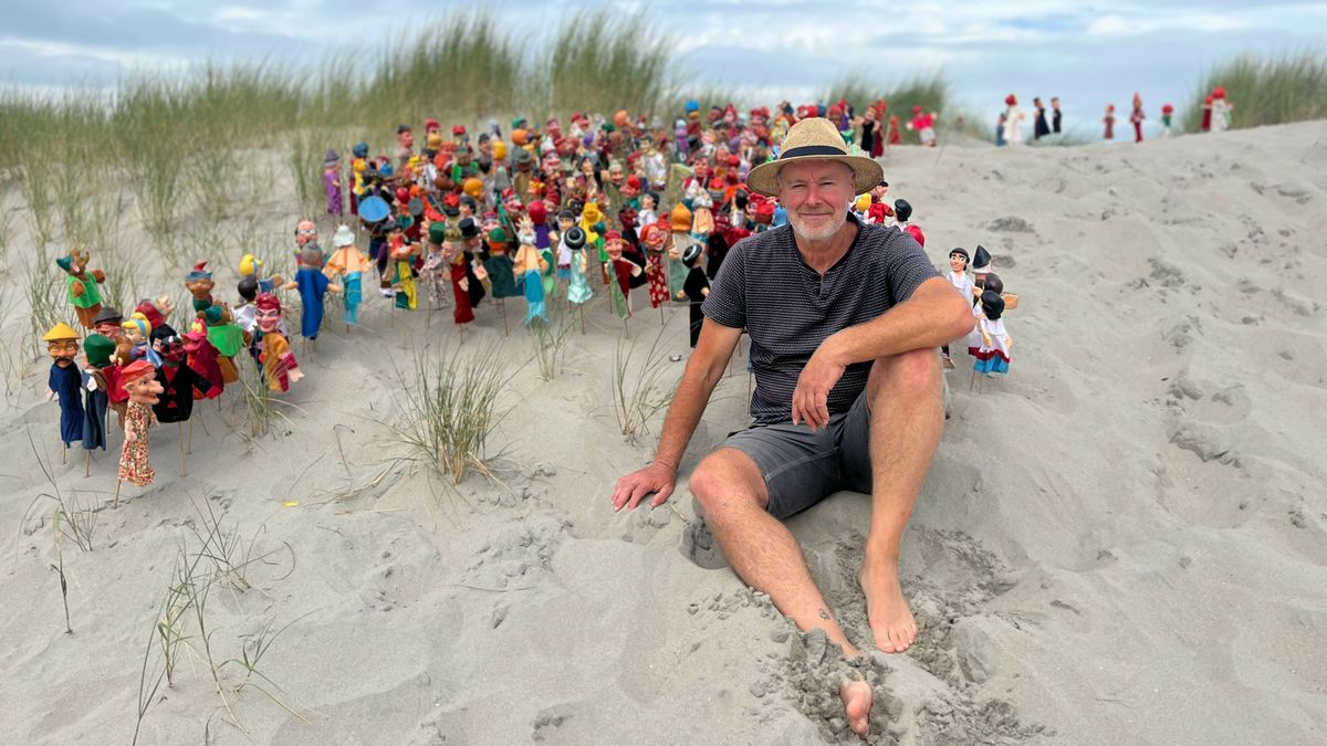 Duizenden handpoppen op het strand van Groede als protest: 'Diversiteit is mooi!'