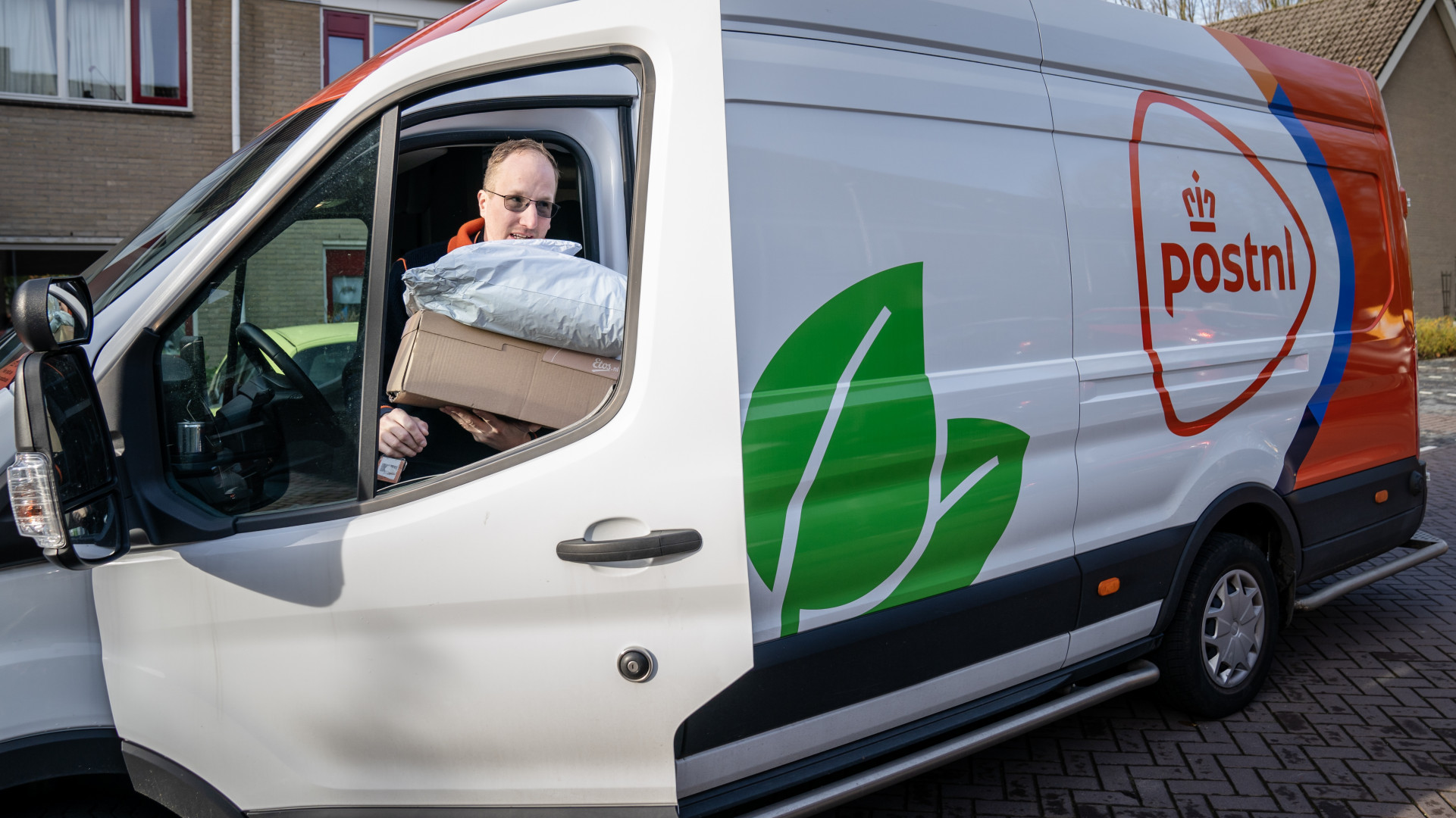 PostNL heeft het wagenpark vernieuwd en rijdt rondt met elektrische busjes