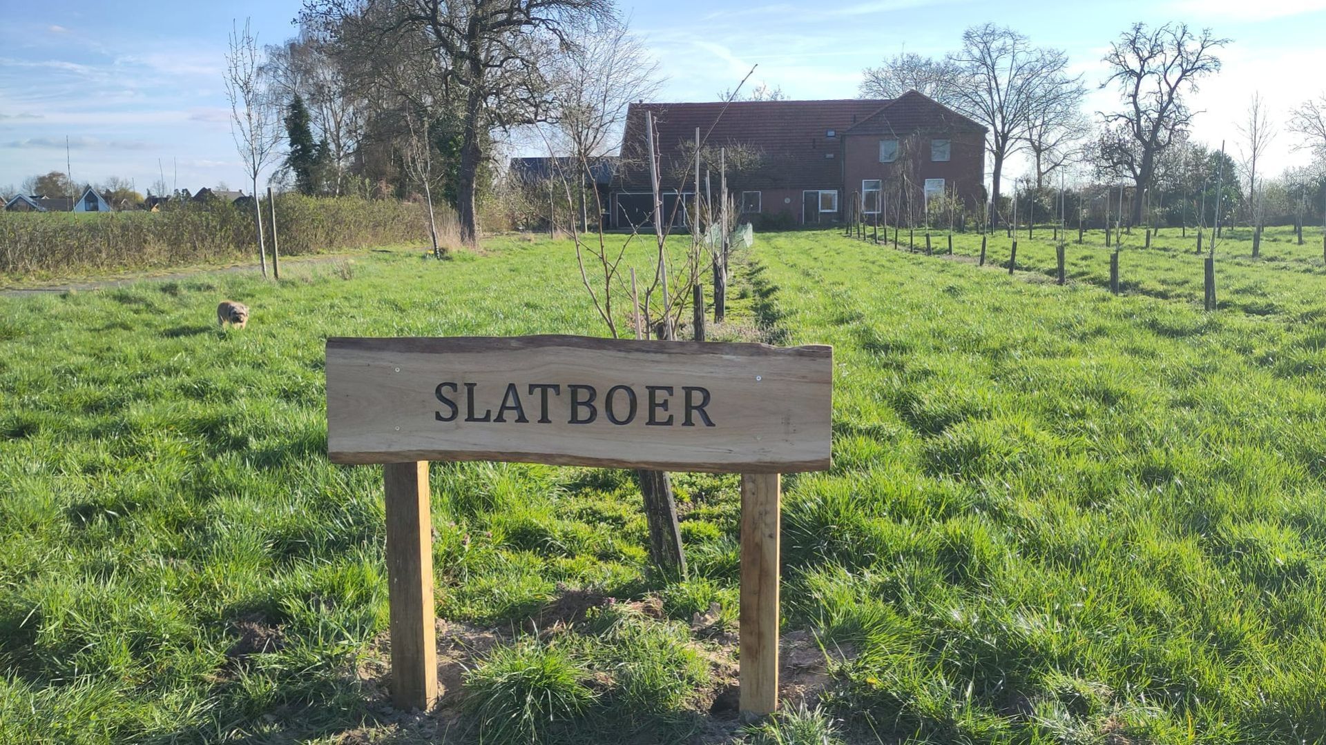Naambord van erf Slatboer geplaatst in Rietmolen.