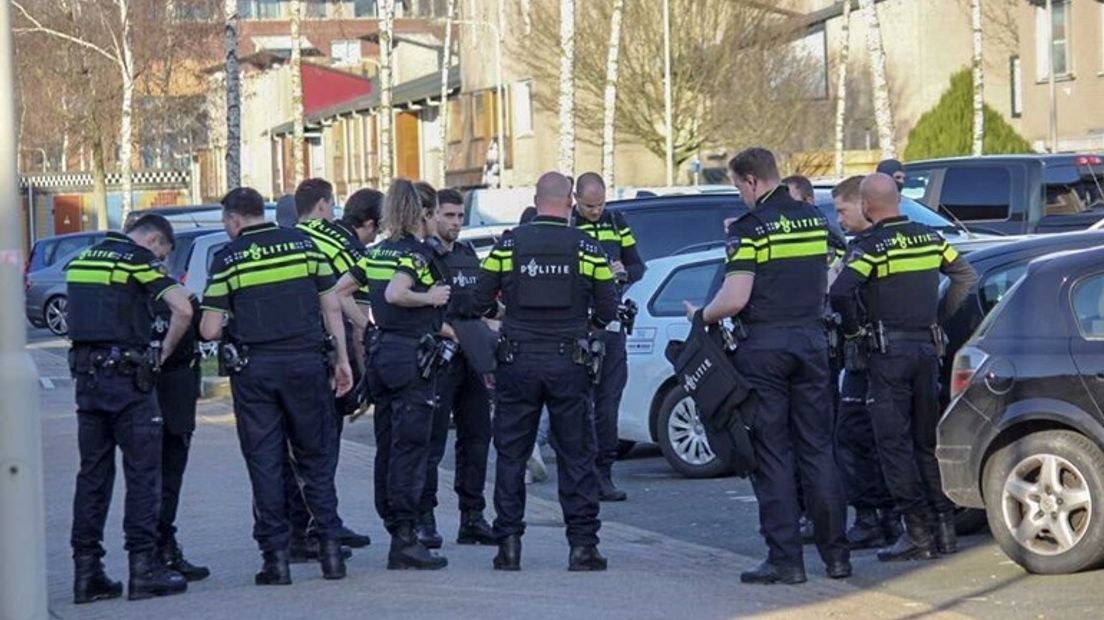 Agenten op straat na de schietpartij.