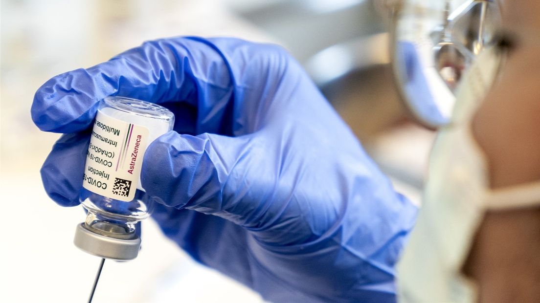 Injectiespuiten worden geprepareerd met het AstraZeneca vaccin