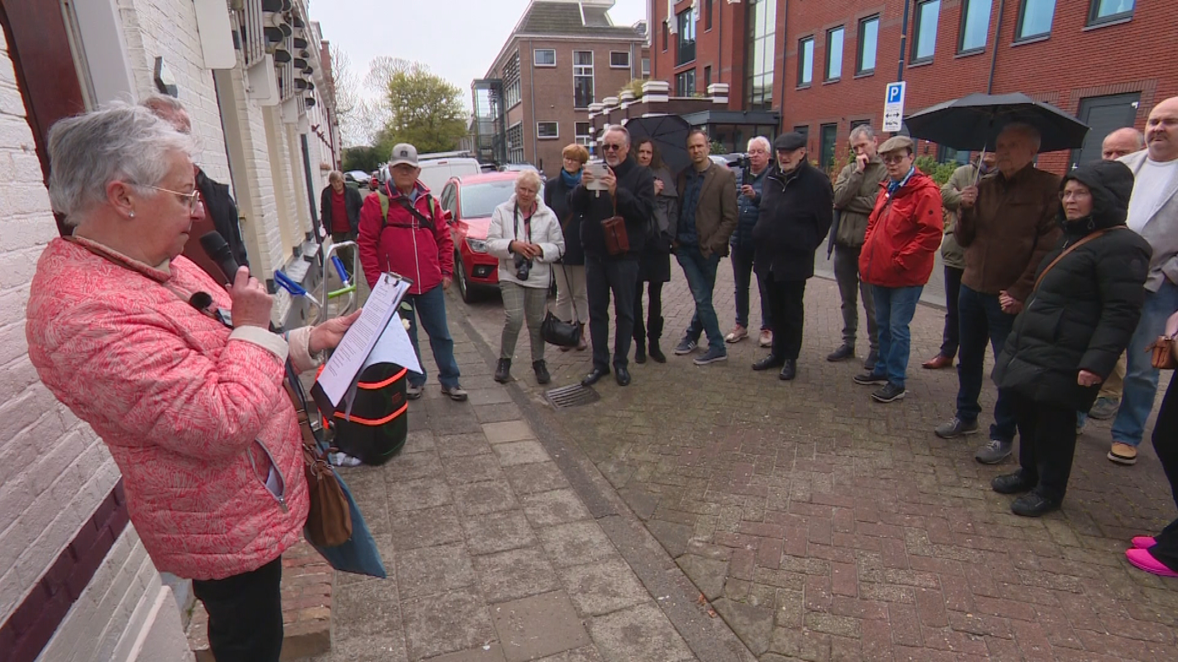 Anneke Visser jout in taspraak by it pleatsen fan ien fan de stroffelstiennen yn Harns