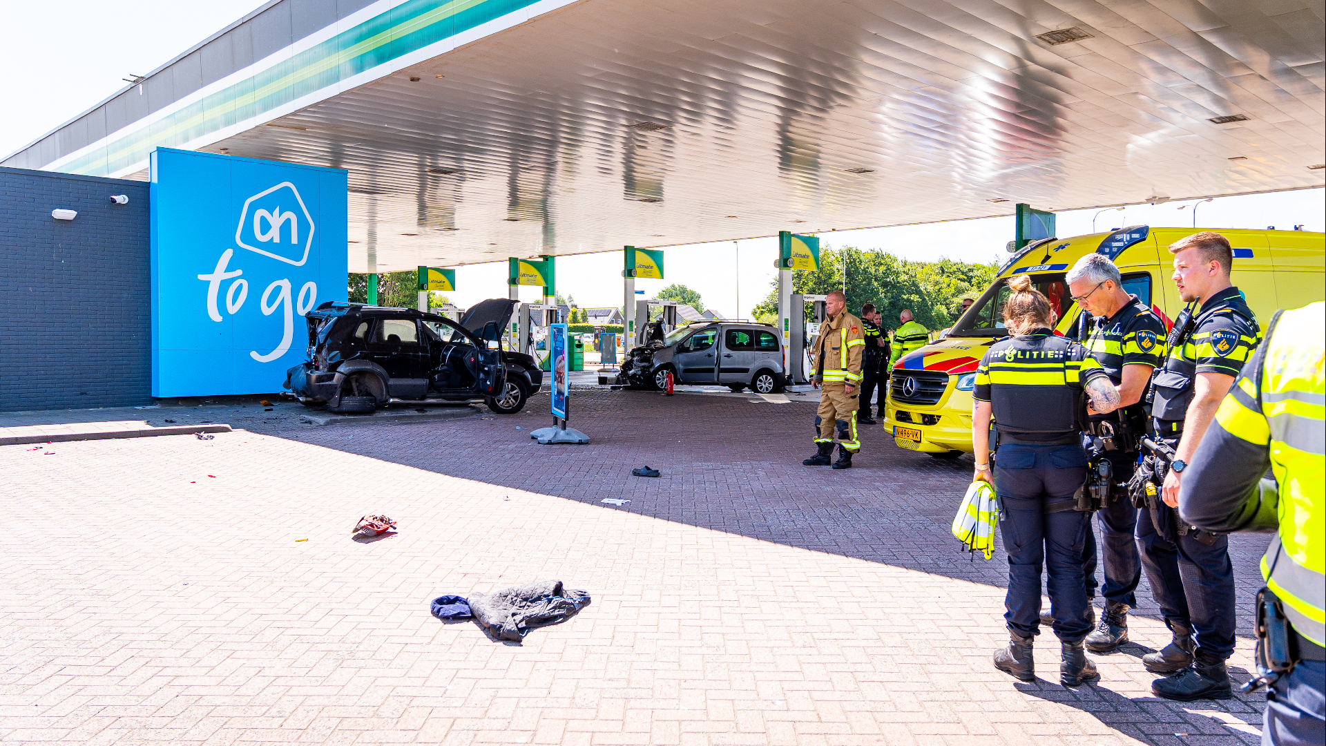 Bij een tankstation aan de A15 ter hoogte van Ridderkerk is zaterdagmiddag een zware botsing geweest.