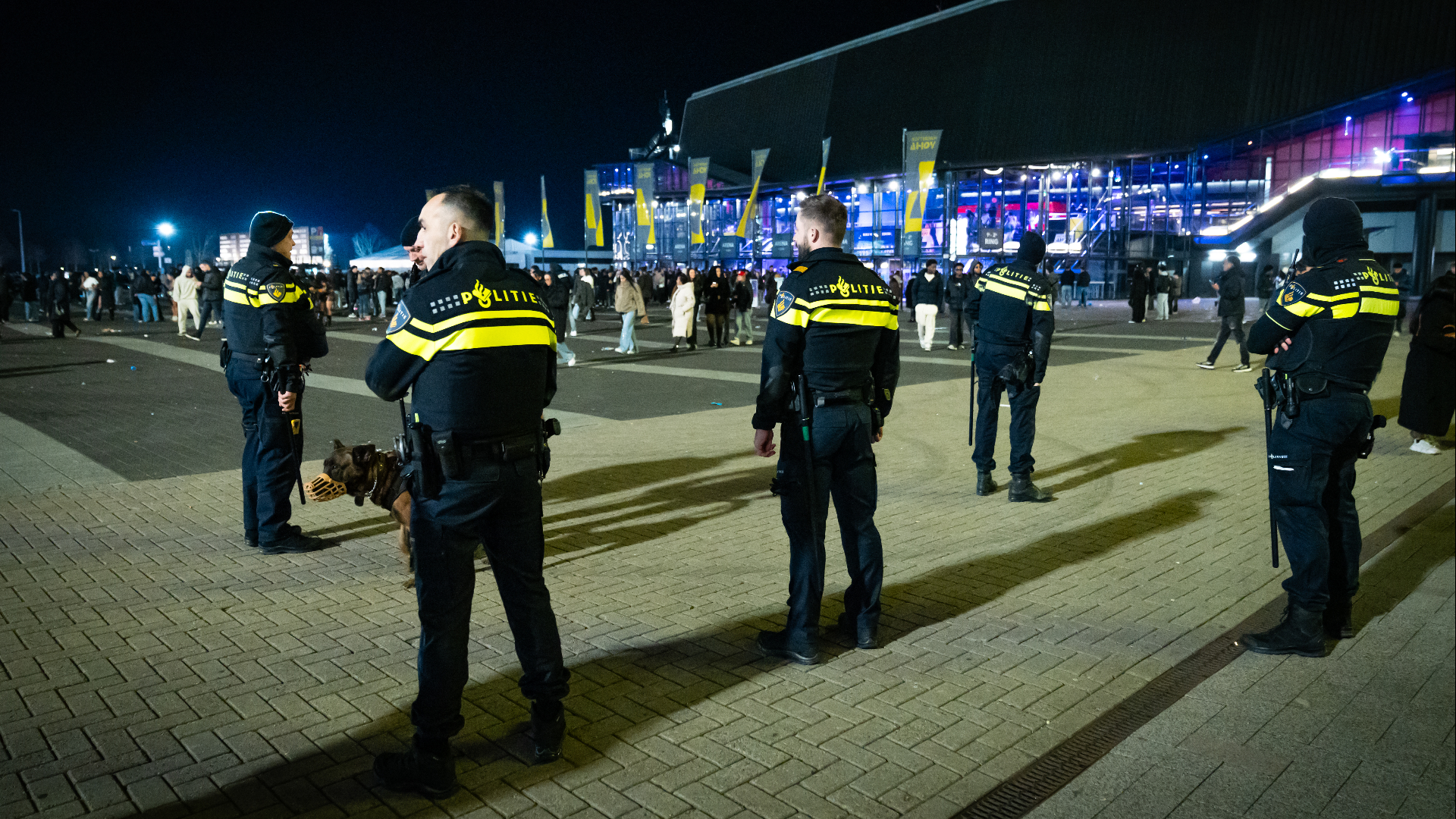 De politie is met veel mensen bij Rotterdam Ahoy aanwezig na de steekpartij
