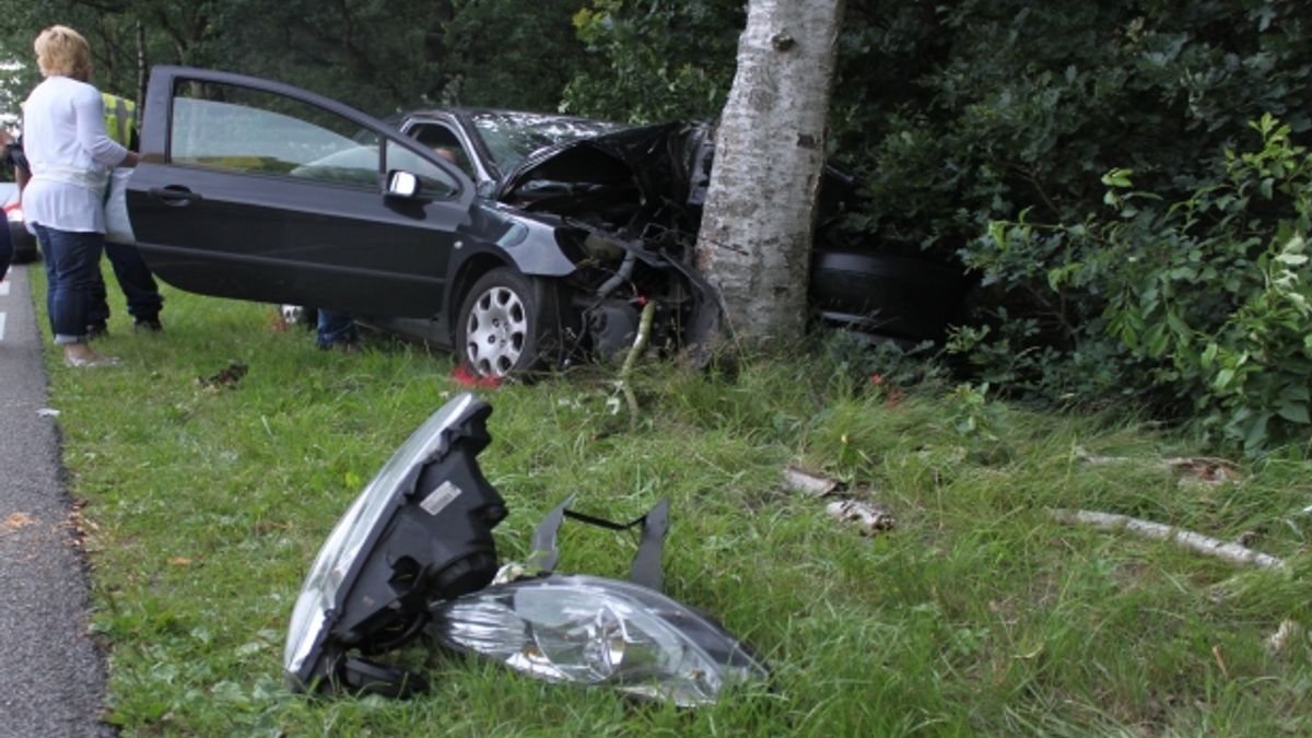 Vrouw gewond na botsing tegen boom