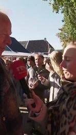 Handjeklap om een vrouw?