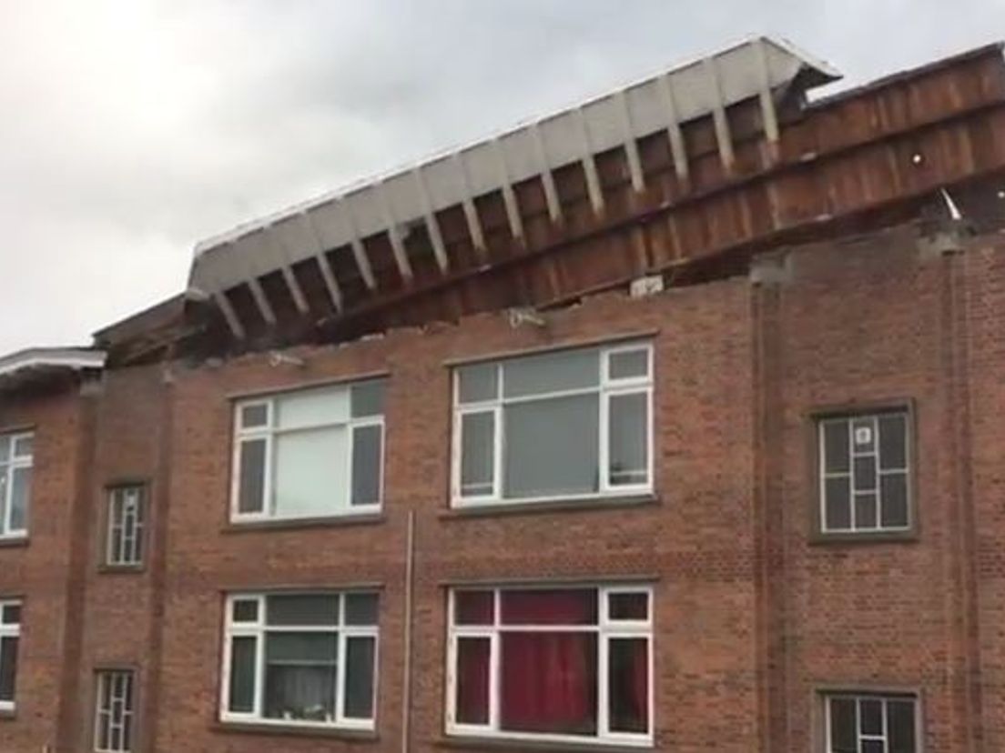 Het dak waaide finaal van deze flat af.