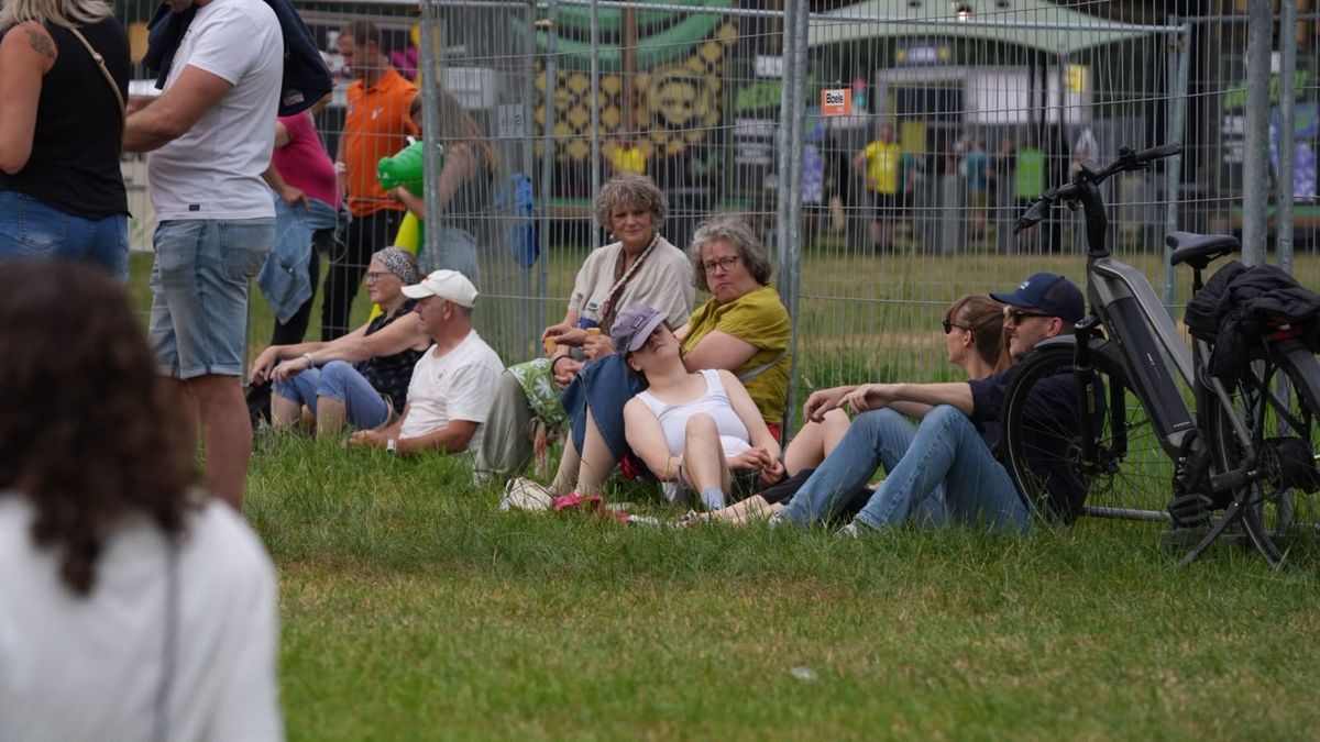 Eerste bezoekers Zwarte Cross stranden bij dicht hek: ‘Dat is balen’