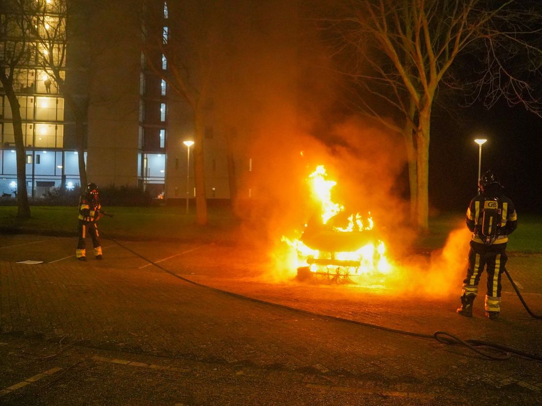 De auto aan park Vossendijk in Hoogvliet brandde volledig uit