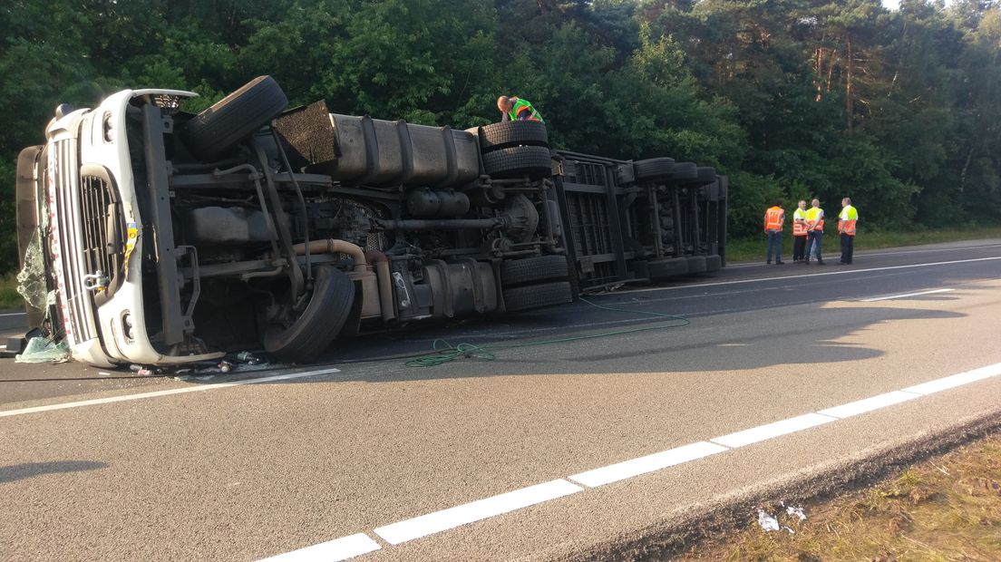 Een vrachtwagen vol pinda's kantelde vanochtend op de A50 richting Apeldoorn. Alle toeritten vanaf de A12 zijn daarom afgesloten. De chauffeur raakte lichtgewond toen zijn truck schaarde. Naar verwachting is de weg pas rond 15 uur open.