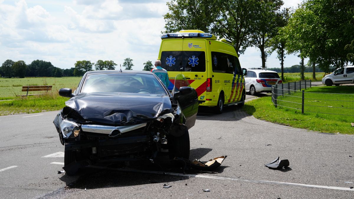 Twee auto's botsen in Koekange, één bestuurder gewond