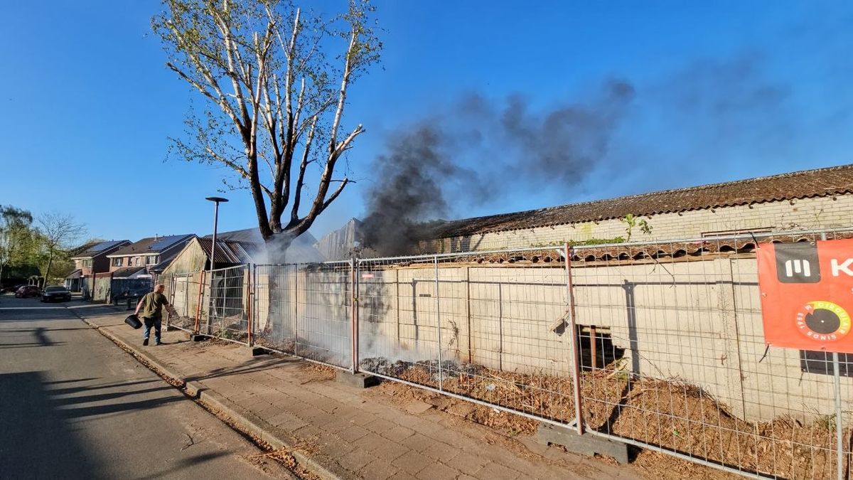 112 Nieuws: Brand in leegstand gebouw in Overdinkel, mogelijk asbest vrijgekomen