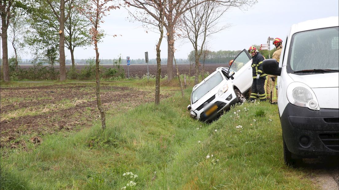 Auto in de sloot in buitengebied Wierden