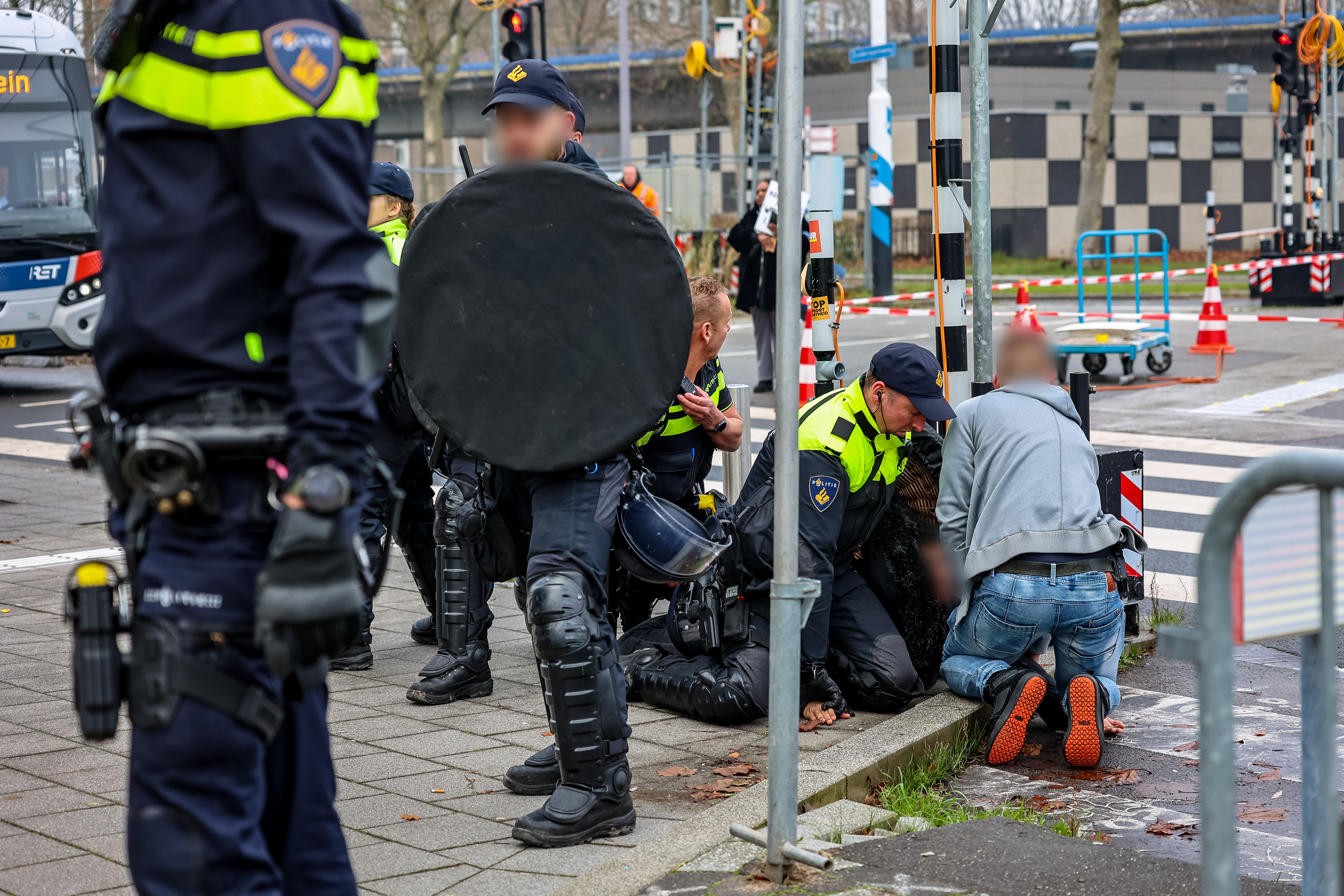 Waarschuwingsschot En Aanhoudingen Bij Protest Tegen Wapenbeurs In Ahoy ...