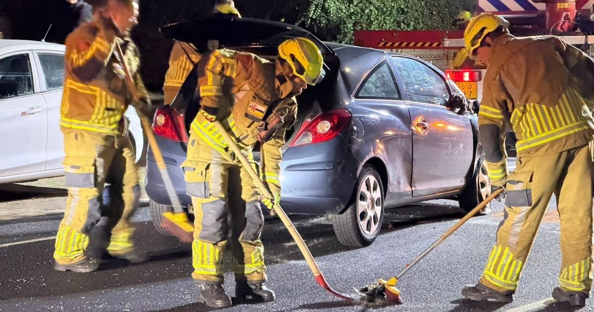 Auto slaat meerdere keren over de kop na botsing met geparkeerde auto: bestuurder naar ziekenhuis