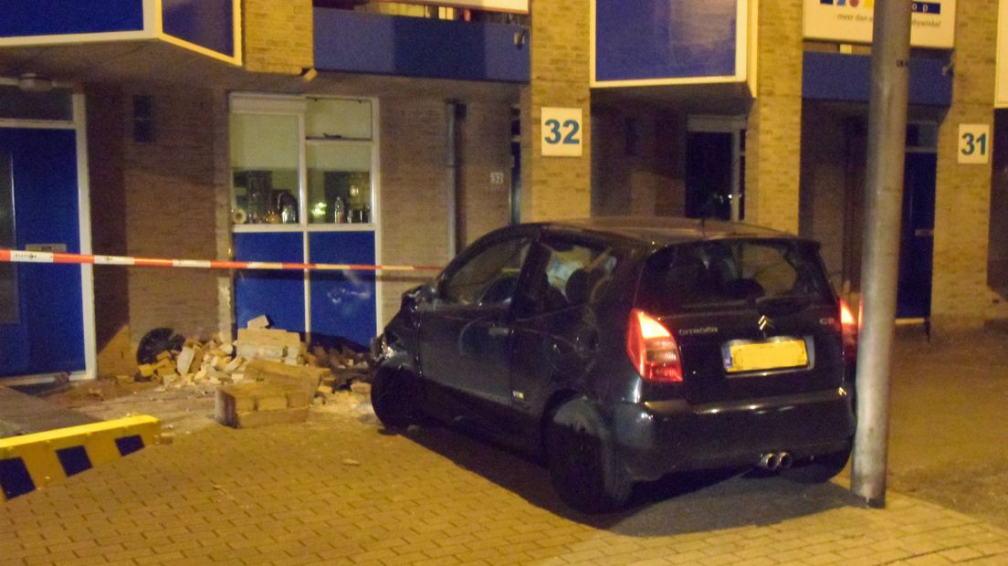 De auto zorgde voor een ravage.