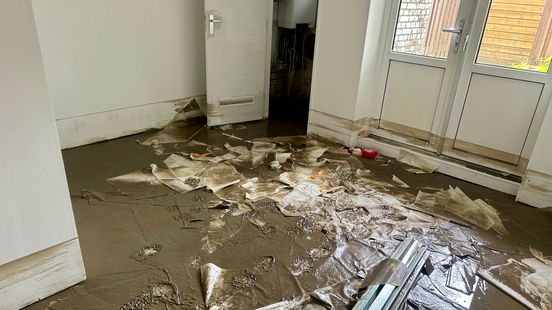 Moddervlekken en muffe stank: 40 woningen getroffen door geklapte waterleiding