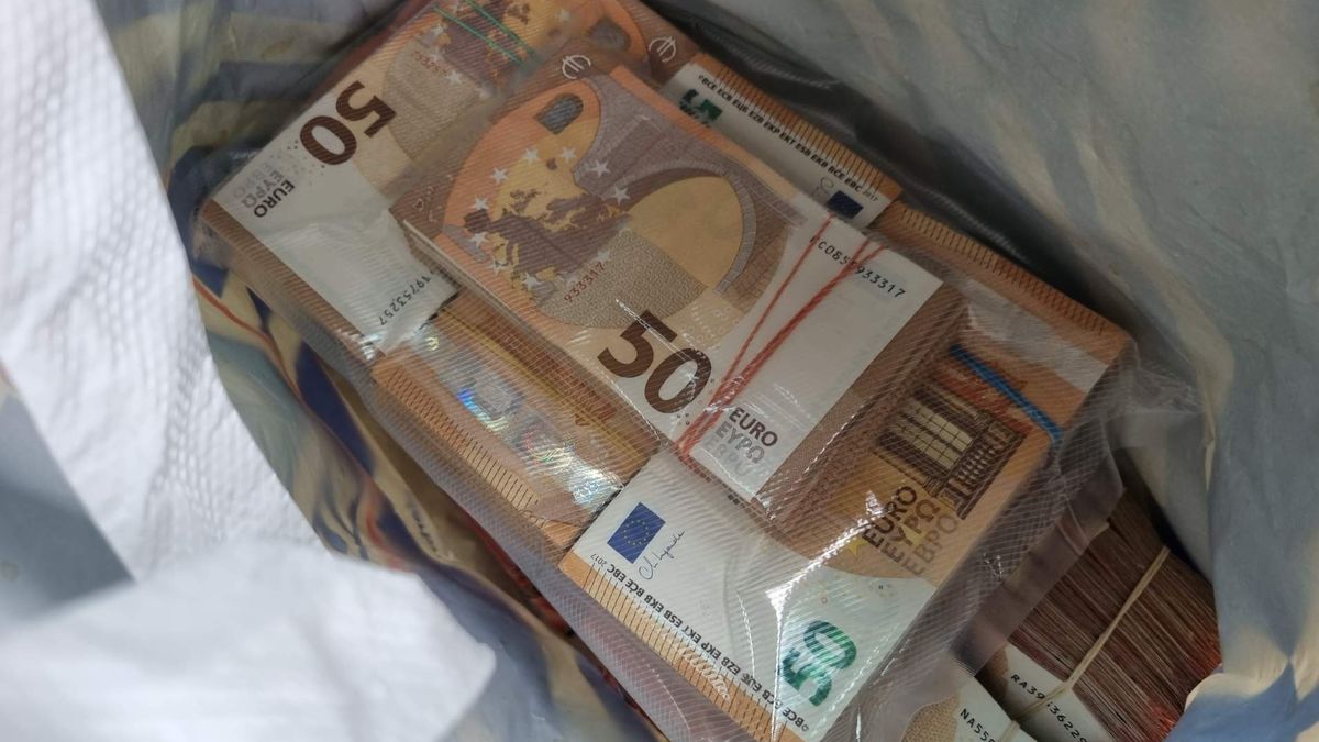 Drugs, geld en vuurwapen gevonden bij inval - Rijnmond
