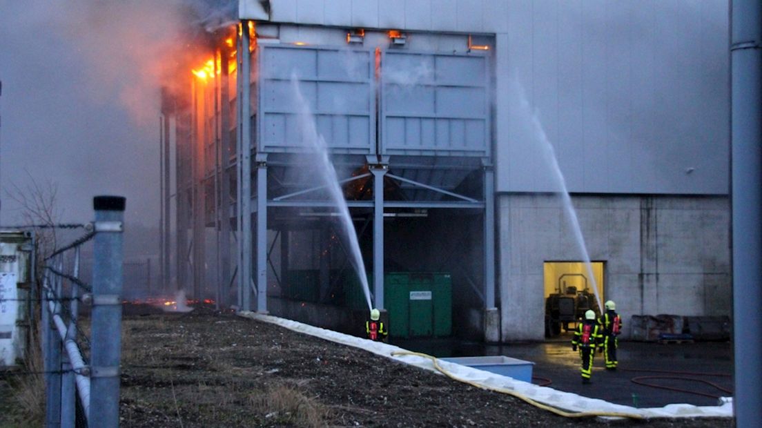 De brand woedt in opslagsilo's.