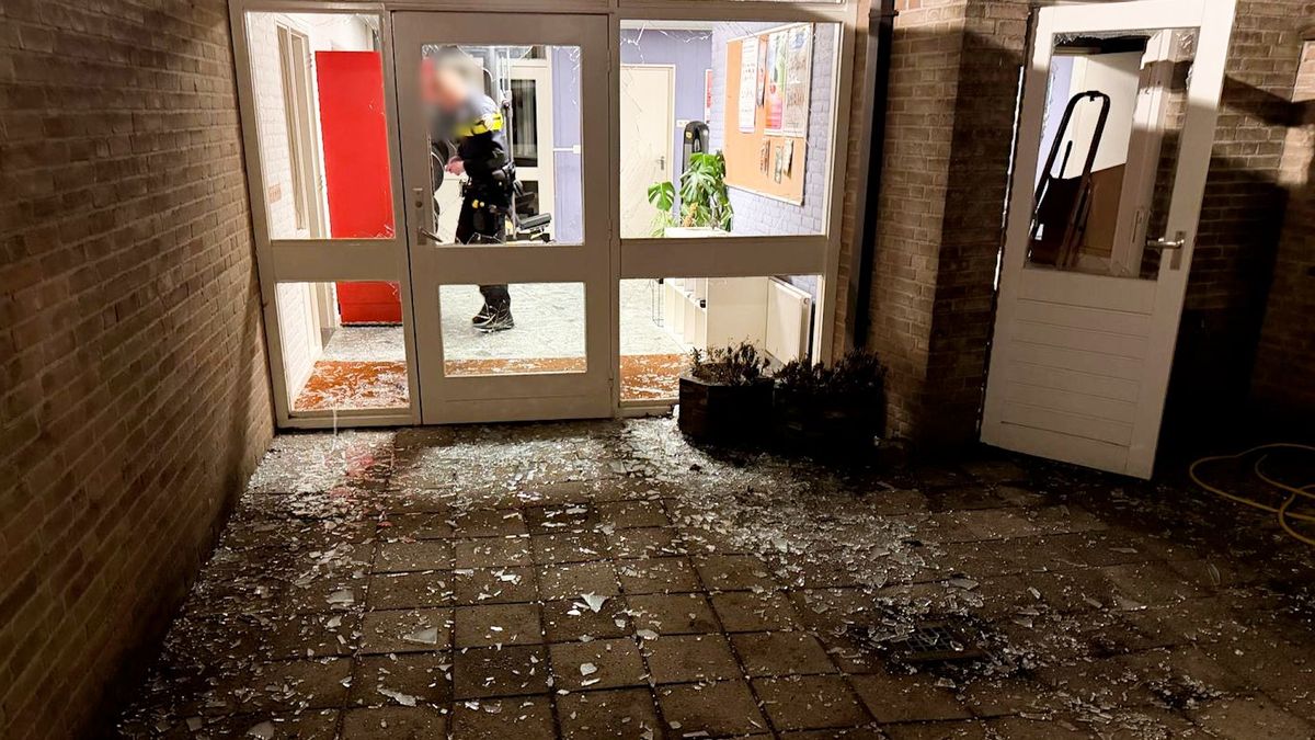 Capuchonman loopt net voor en na explosie langs camera