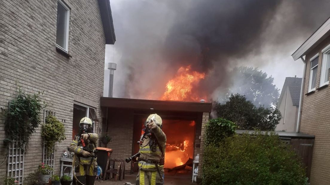 Vlammen slaan uit het dak bij garagebrand in Nieuwleusen