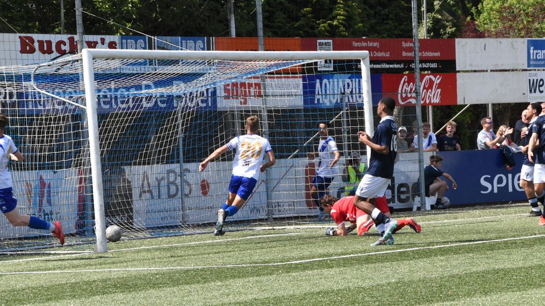 Steve Schalkwijk opent de score voor Hoek tegen Quick