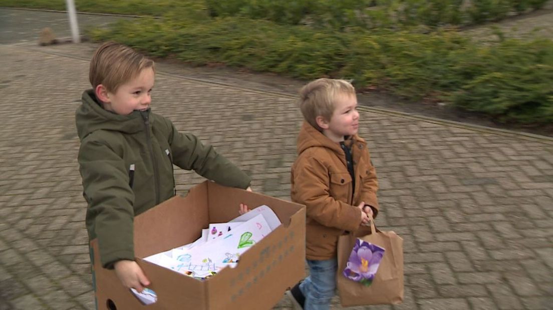 Nijkerkse kinderen komen met een doos vol tekeningen en chocolaatjes aan bij De Pol.