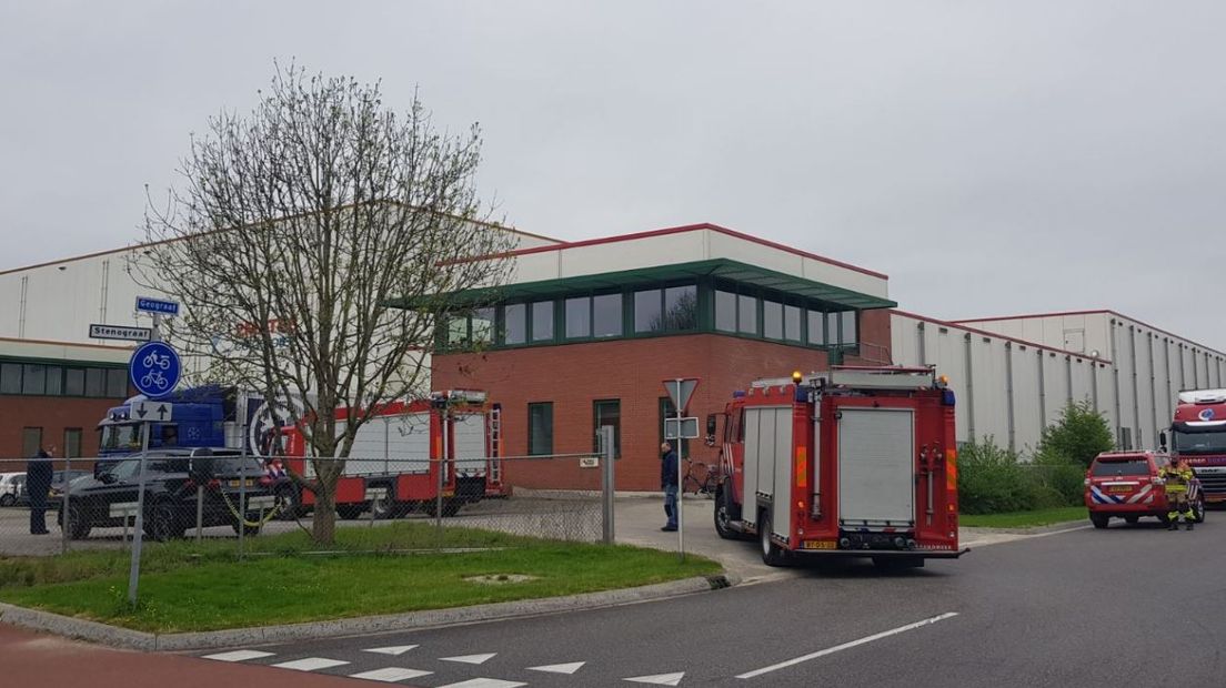 Het koel- en vrieshuis 2Mates Coldstores in Duiven is dinsdagochtend ontruimd vanwege een ammoniaklek. Volgens een woordvoerder van de brandweer zat er een scheurtje in een slang.