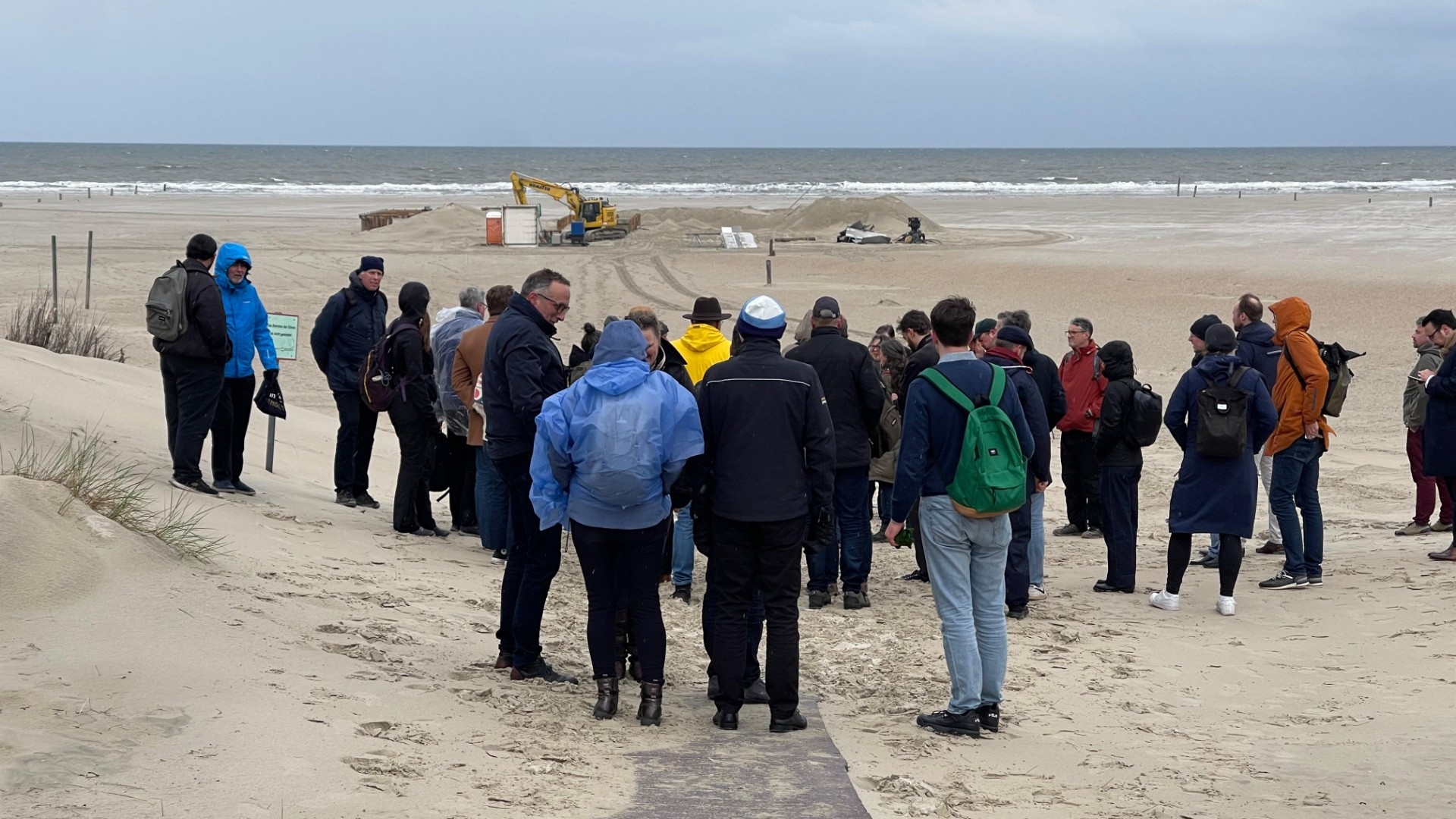 Volle bus naar Duitsland: Groningse bestuurders kijken op Norderney hoe stroomkabels door een eiland gaan
