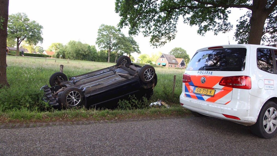 Auto op de kop in Zuna