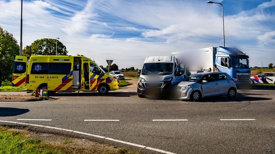 Gewonde bij botsing tussen bestelbus en auto. Gewonde bij botsing tussen bestelbus en auto.