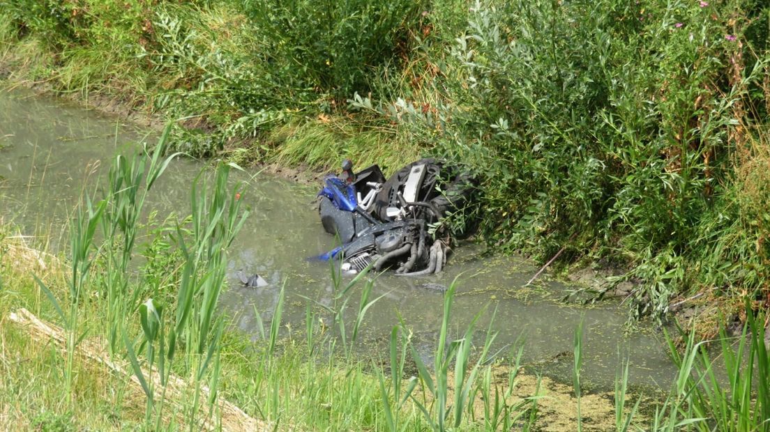 De bestuurder belandde met de motor in de sloot