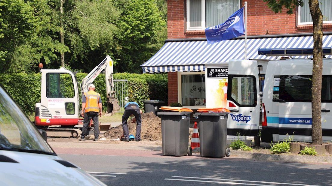 Ongeveer dertig woningen zonder water na leidingbreuk in De Lutte