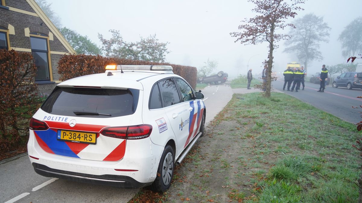 Automobilist slaat over de kop bij Donderen