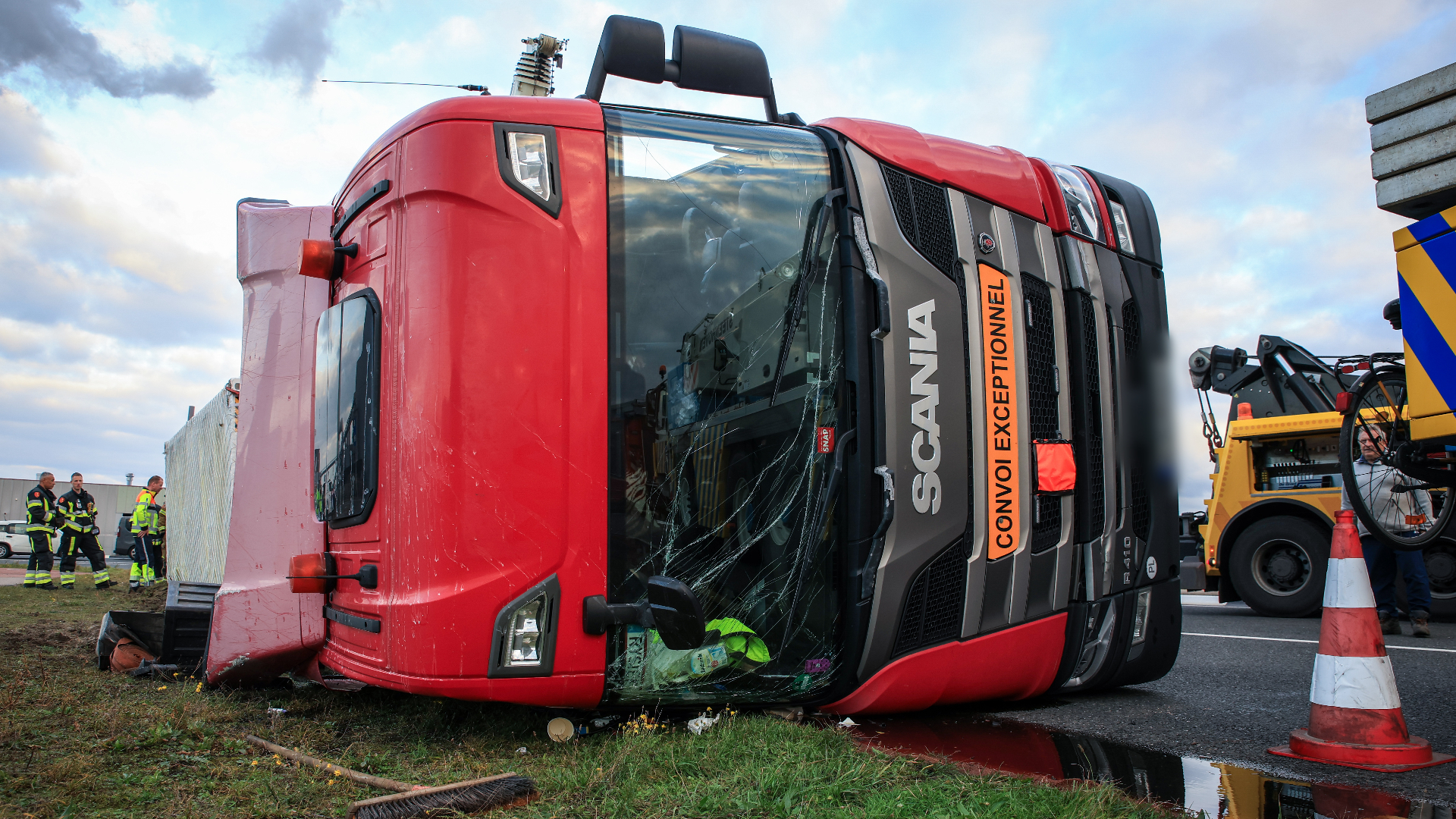 De lading was niet goed vastgemaakt en bij het nemen van een bocht belandde de vrachtwagen op zijn kant.