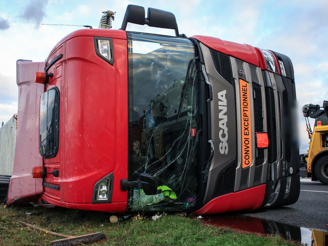 De lading was niet goed vastgemaakt en bij het nemen van een bocht belandde de vrachtwagen op zijn kant.