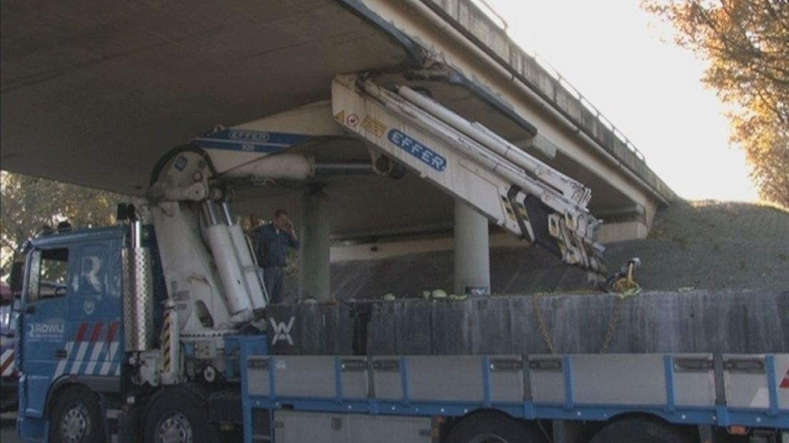 Vrachtwagen klem onder viaduct N34