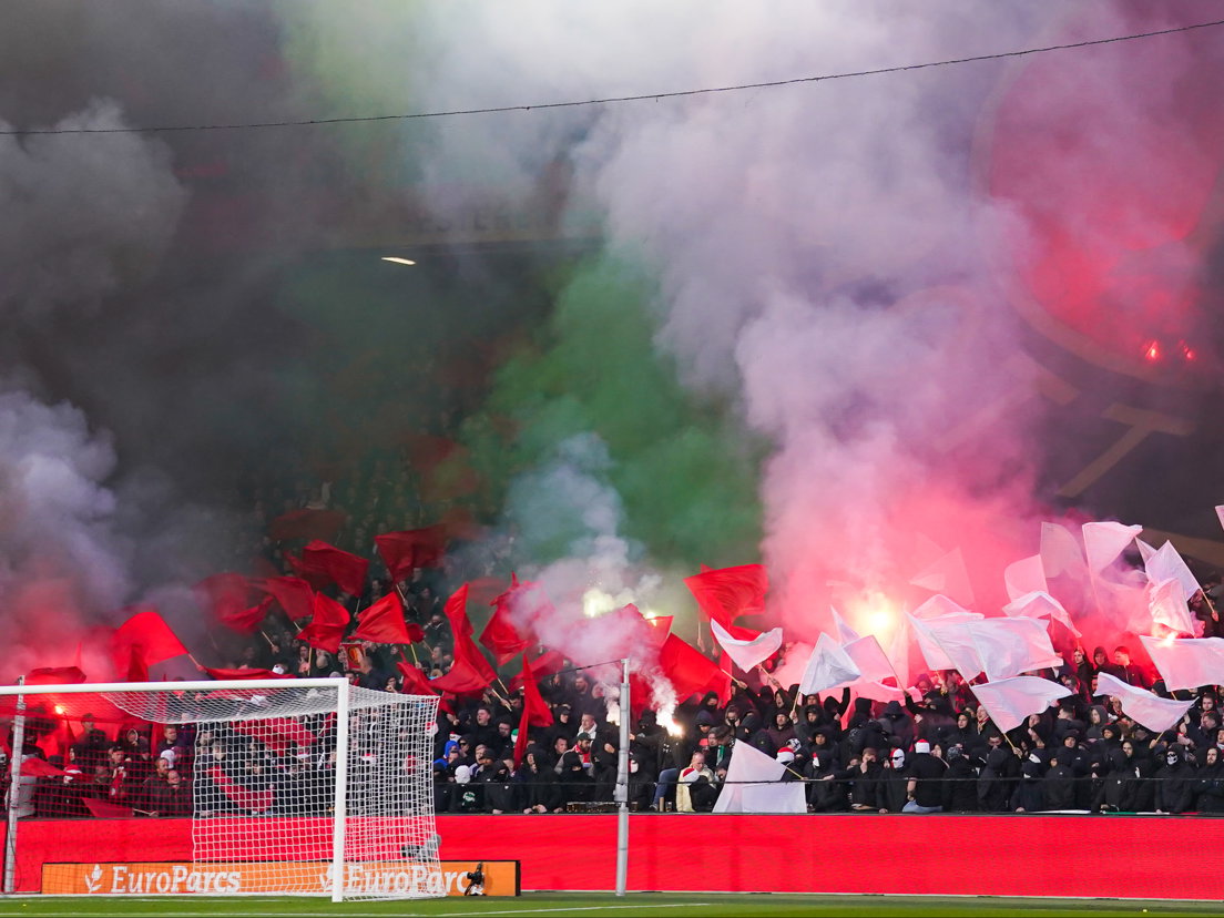Er kwam veel rook blij toen Feyenoord-supporters vuurwerk afstaken na de aftrap tegen Ajax