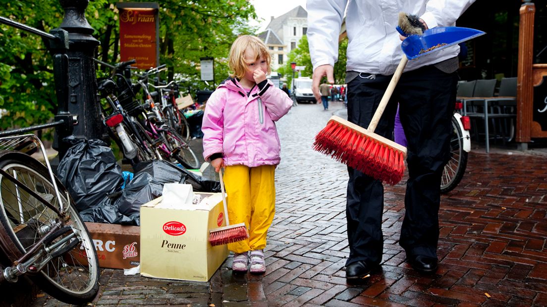 Utrechtse ondernemers maken in 2010 de straat schoon omdat er wordt gestaakt.
