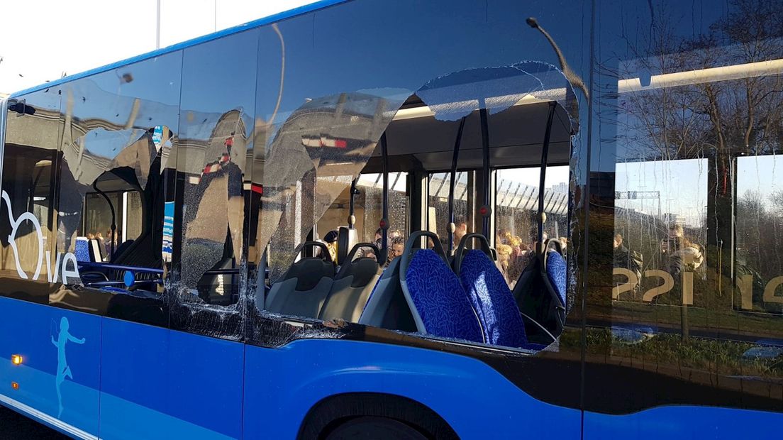 Vrouw krijgt glas in oog na botsing met stadsbus in Zwolle