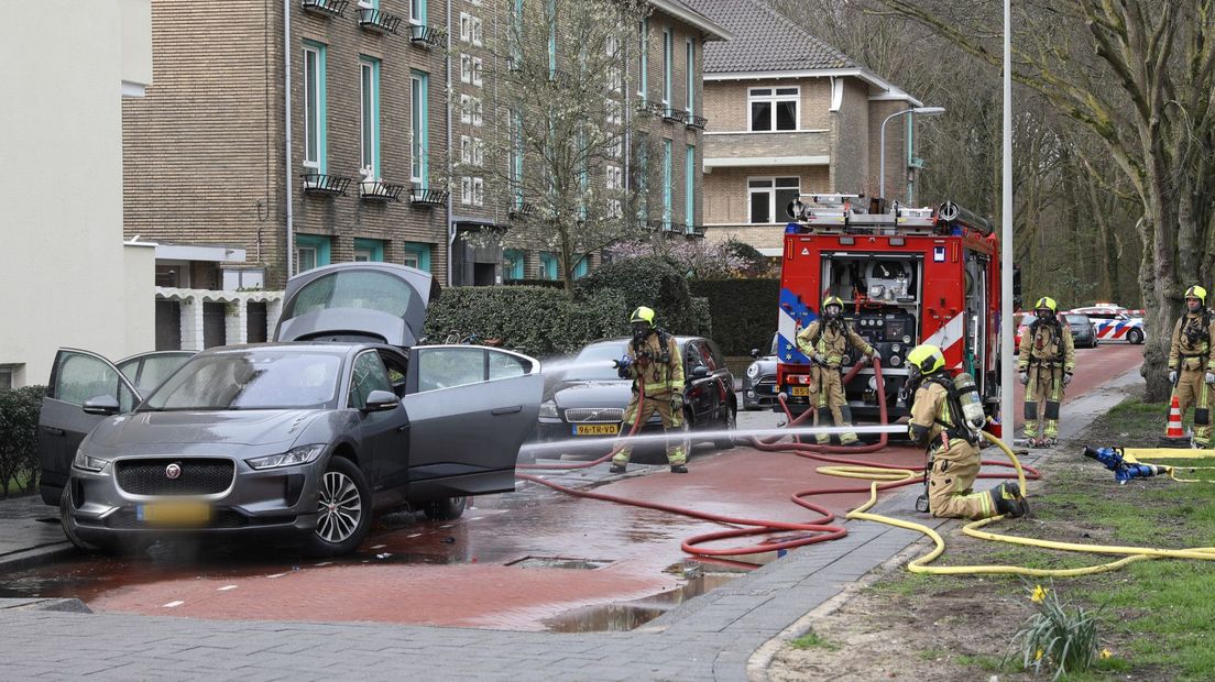 Elektrische auto in brand Arnicalaan